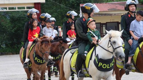 Các cháu thiếu nhi Lạng Sơn vui mừng tham gia cưỡi ngựa, giao lưu với các chú đội Kỵ binh. 