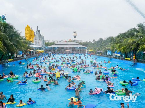 Anh Trần Văn Hoàng, du khách đi cùng nhóm bạn từ TP Đồng Nai chia sẻ: "Nhóm bạn của tôi rất hào hứng với các trò chơi mới của Suối Tiên. Bên cạnh các trò chơi cảm giác mạnh, những chương trình mang màu sắc văn hóa như Sơn Tinh - Thủy Tinh và diễu hành xe tăng cũng tạo thêm điểm khác biệt cho chuyến vui chơi dịp Quốc khánh".
