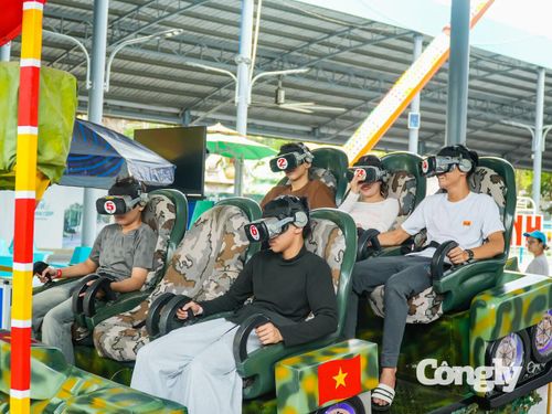Các hoạt động diễn ra sôi động ở Suối Tiên dịp lễ. Trong ảnh là màn diễu hành xe tăng qua nhiều cung đường tại Suối Tiên thu hút sự quan tâm của đông đảo du khách. Hoạt động tái hiện hình ảnh quen thuộc trong các sự kiện trọng đại của đất nước, góp phần tạo không khí hào hùng và mang đến trải nghiệm đặc biệt cho người dân trong kỳ nghỉ lễ.