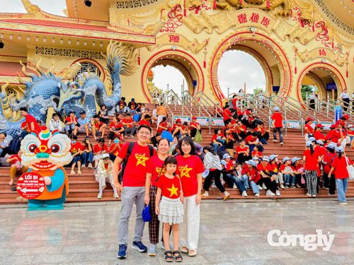 Một gia đình hào hứng đến Suối Tiên vui chơi trong dịp lễ 2/9.