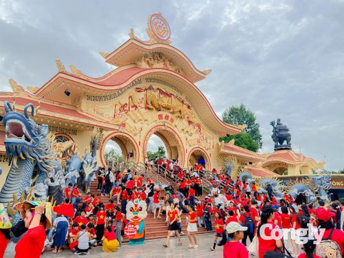 Hình ảnh người dân, du khách lựa chọn mặc áo cờ đỏ sao vàng khi đến Suối Tiên trong ngày Quốc khánh, tạo nên hình ảnh rực rỡ và giàu ý nghĩa. Không chỉ tham gia các hoạt động vui chơi, du khách còn có dịp hòa mình vào không khí chào mừng ngày lễ lớn của đất nước.