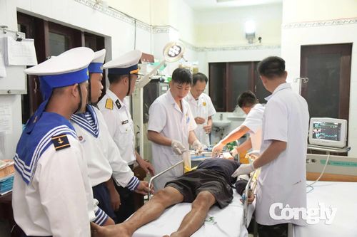 Các y, bác sĩ cấp cứu ngư dân gặp nạn.