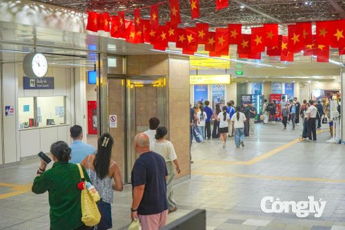 Metro TP.HCM đông nghịt khách ngày Quốc khánh 2/9.