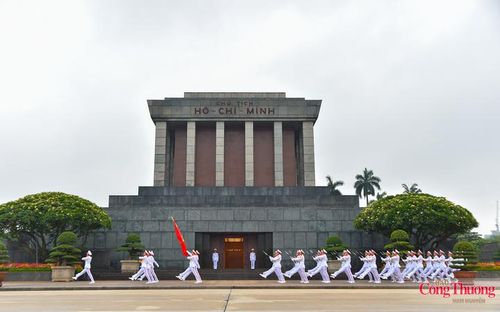Nghi lễ Thượng cờ trên Quảng trường Ba Đình được đề xuất để tưởng nhớ đến vị lãnh tụ vĩ đại của dân tộc và được Chính phủ phê duyệt vào năm 2001, đúng dịp kỷ niệm 111 năm ngày sinh Chủ tịch Hồ Chí Minh. 