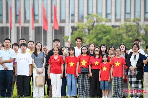 Đông đảo nhân dân có mặt tại khu vực quảng trường Ba Đình dự lễ chào cờ thiêng liêng sáng 2/9