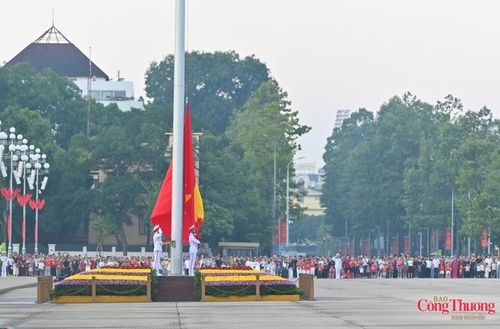 Đúng 6h sáng 2/9, lá quốc kỳ thiêng liêng được kéo lên trên trên Quảng trường Ba Đình lịch sử.