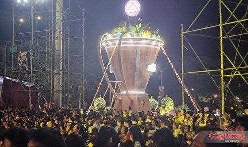 "Chiếc gùi sầu riêng lớn nhất Việt Nam" sử dụng hơn 2 tấn sầu riêng tươi để trưng bày.