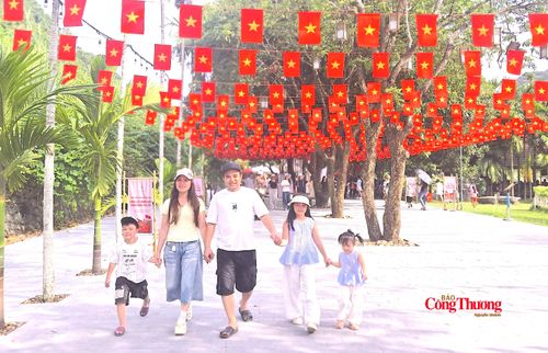 Gia đình chị Vũ Thị Hân đưa nhau về Ninh Bình nghỉ lễ dịp Tết Độc lập.