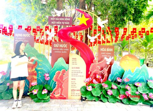 Bạn Trần Vũ Hoàng Linh (sinh năm 2007), sinh viên Đại học Kinh tế Quốc dân tin rằng, tinh thần yêu nước thiết thực nhất của người trẻ hiện đại chính là nỗ lực học tập, rèn luyện tri thức và chủ động hội nhập để đóng góp vào sự phát triển chung của đất nước.