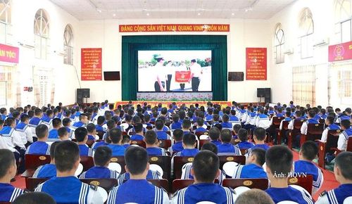Cán bộ, chiến sĩ xem phim truyền thống.