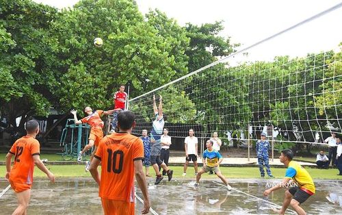 Thi đấu bóng chuyền trên đảo Trường Sa.