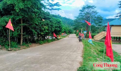  Đường làng, thôn bản xã A Lưới 1 sạch sẽ, khang trang, không khí ngày Quốc khánh 2/9 trang nghiêm, rực rỡ.