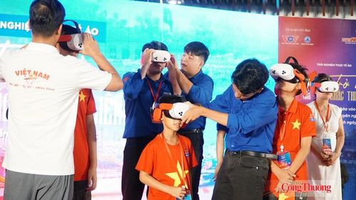Tham gia chương trình, người dân, du khách tại TP. Đà Nẵng sẽ được trải nghiệm công nghệ thực tế ảo (VR), hòa cùng dòng người đứng dưới lễ đài để lắng nghe Bác Hồ đọc Tuyên ngôn Độc lập, cùng tuyên thệ lời thề bảo vệ Tổ quốc.