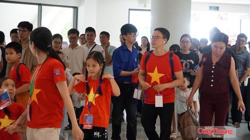 Những chiếc áo cờ đỏ sao vàng nổi bật trong dòng người chờ đến lượt để trải nghiệm công nghệ và ngược thời gian về lại khoảnh khắc lịch sử tại Quảng trường Ba Đình