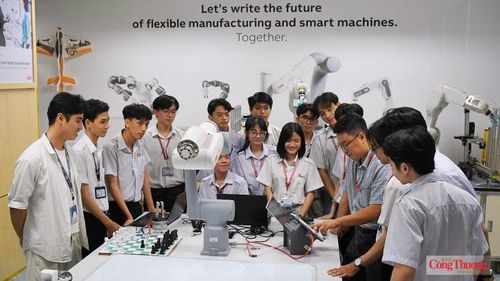 Sinh viên học tập, nghiên cứu tại phòng thí nghiệm Robotics, Trường Đại học Công nghiệp TP. Hồ Chí Minh. Đây là trường trọng điểm của Bộ Công Thương trong đào tạo nguồn nhân lực trình độ cao cho nền kinh tế khu vực phía Nam nói riêng và cả nước nói chung.