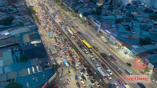 Dòng xe nối đuôi nhích từng chút một trở lại Thủ đô