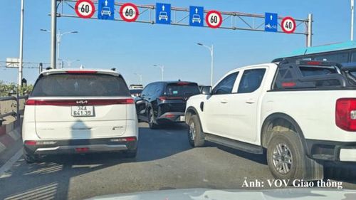 Cầu Vĩnh Tuy hướng sang Aeon Long Biên tắc dài