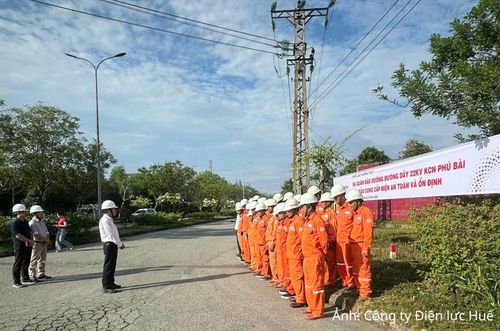 Ra quân bảo dưỡng lưới điện tại KCN Phú Bài.