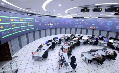 Không gian làm việc tại Trung tâm giám sát An ninh mạng, đội ngũ túc trực 24/7 để bảo vệ an toàn cho hàng loạt dự án trọng điểm. 