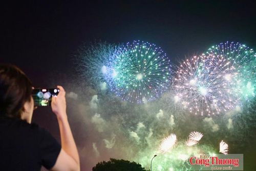 Nhiều bạn trẻ tranh thủ ghi lại những hình ảnh đẹp trong suốt màn trình diễn pháo hoa mừng Quốc khánh đang diễn ra.