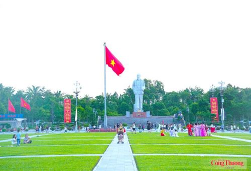 Người dân tham quan, vui chơi, chụp ảnh tại Quảng trường Hồ Chí Minh