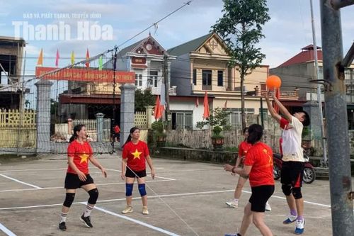 Phụ nữ xã Vạn Lộc giao lưu thể thao.