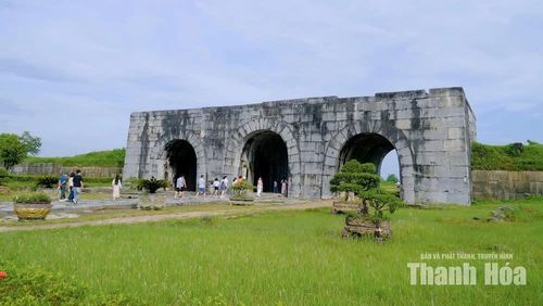 Di sản Văn hoá Thế giới Thành nhà Hồ ghi nhận lượng khách tăng cao trong dịp nghỉ lễ.