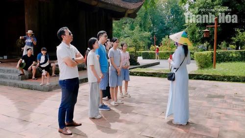 Du khách tham quan Khu Di tích Quốc gia đặc biệt Lam Kinh trong dịp lễ 2/9.