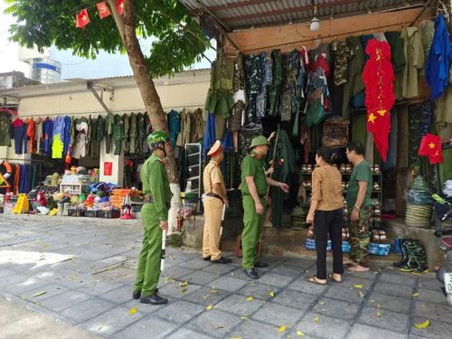 Lực lượng chức năng tuyên truyền, nhắc nhở các hộ kinh doanh trên địa bàn phường Hạc Thành.