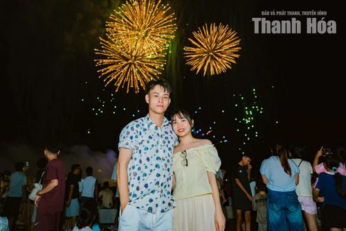Dưới Quảng trường biển, dòng người vẫn còn nán lại, những chiếc điện thoại tiếp tục sáng lên để lưu giữ những hình ảnh cuối cùng của một đêm Quốc khánh rực rỡ.