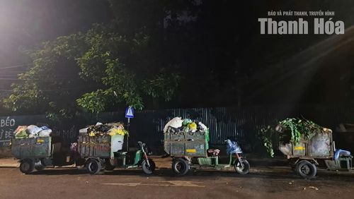 Các xe điện chuyên dụng chuyển rác sang xe ép trong khoảng từ 10 - 15 phút sau khi tập kết.