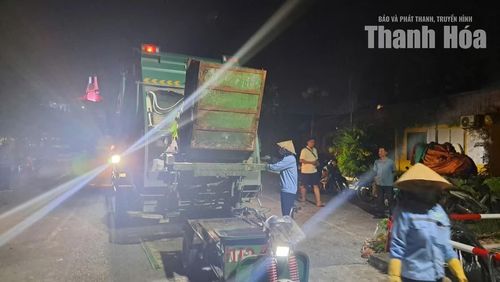 Vào tối 1/9, 18 điểm tập kết rác tại phường Hạc Thành được thu gom theo giờ.