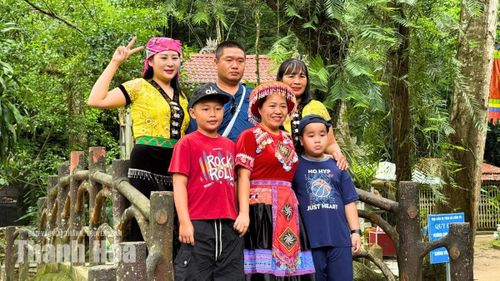 Không khí tại suối cá Cẩm Lương càng trở nên nhộn nhịp khi nhiều gia đình tranh thủ kỳ nghỉ đưa con em đi du lịch và lưu lại những khoảnh khắc đáng nhớ trong dịp đặc biệt của đất nước trước khi bước vào năm học mới.