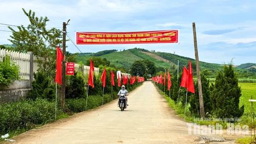 Tại xã miền núi Cẩm Thủy, cờ Tổ quốc nhuộm đỏ nhiều tuyến đường, khu dân cư.