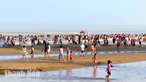 Tại Sầm Sơn, các gia đình cùng nhau tắm biển, trẻ nhỏ nô đùa bên sóng nước, các nhóm bạn trẻ tranh thủ ghi lại những bức ảnh trong kỳ nghỉ.