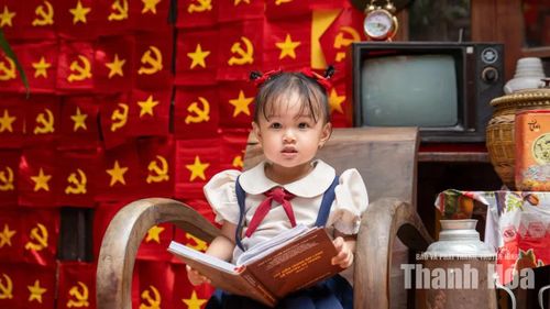 Em nhỏ bên cờ đỏ sao vàng tại một điểm đến ở xứ Thanh.