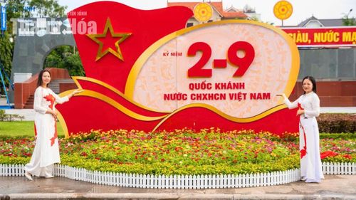 Không khí mừng Quốc khánh hiện hữu rõ nét trên nhiều tuyến phố tại phường Hạc Thành. Pa-nô, khẩu hiệu được trang hoàng, cờ Tổ quốc tung bay, góp phần làm cho không gian đô thị càng trở nên nổi bật trong ngày đại lễ.