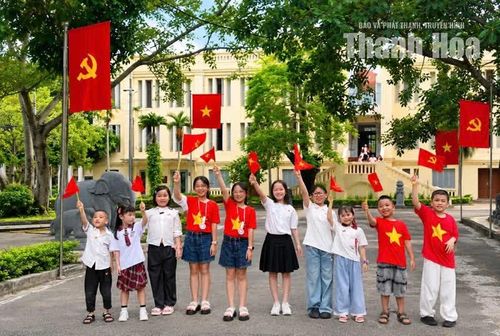 Nhìn những gương mặt hồn nhiên với nụ cười rạng rỡ khi cầm trên tay lá cờ bé xinh để chụp ảnh, chúng ta sẽ nhận thấy rằng: hòa bình thật đẹp trong mắt em thơ.