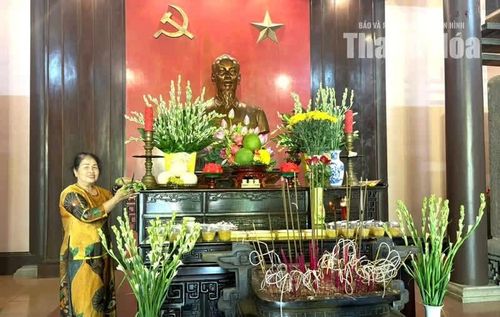 Sau khi dâng hương, dâng hoa, bà Lê Thị Cường đã lưu lại khoảnh khắc đáng nhớ của mình khi đứng bên bàn thờ, dưới tượng Bác Hồ trong ngày Tết Độc lập.