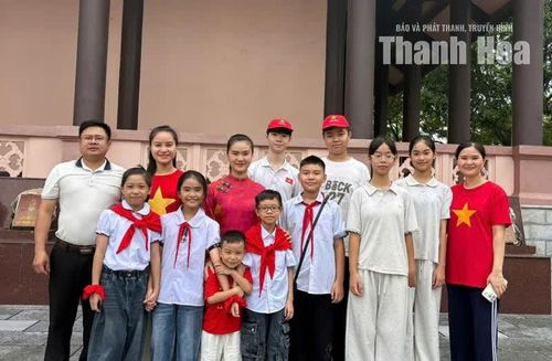 Đại gia đình chị Hoàng Thị Nguyên chụp ảnh lưu niệm tại Khu Văn hoá tưởng niệm Chủ tịch Hồ Chí Minh trong ngày Quốc khánh.
