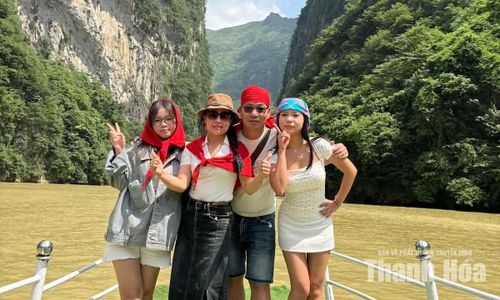Kỳ nghỉ lễ là dịp để Thảo và các thành viên trong gia đình dành thời gian cho chuyến đi mang tính gắn kết gia đình.