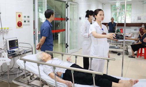 Chăm sóc bệnh nhân cao tuổi tại Trung tâm Cấp cứu và Vận chuyển 115 (Bệnh viện Đa khoa Bắc Ninh số 2).