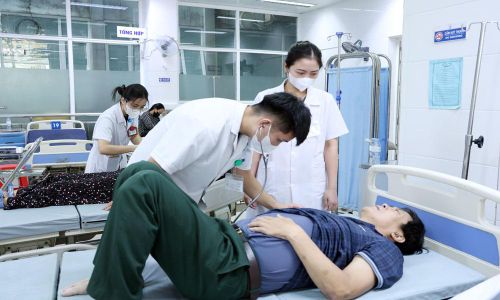 Nhân viên Bệnh viện Đa khoa Bắc Ninh số 1 tiếp nhận, cấp cứu người bệnh trong dịp nghỉ lễ.