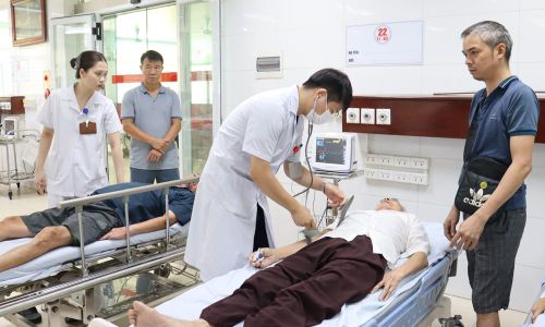 Khám, cấp cứu người bệnh tại Trung tâm Cấp cứu và Vận chuyển 115 (Bệnh viện Đa khoa Bắc Ninh số 2).