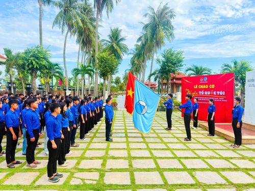 Chào cờ “Tôi yêu Tổ quốc tôi” tại Nhà tưởng niệm Anh hùng liệt sĩ Nguyễn Văn Trỗi. Ảnh: ĐVCC