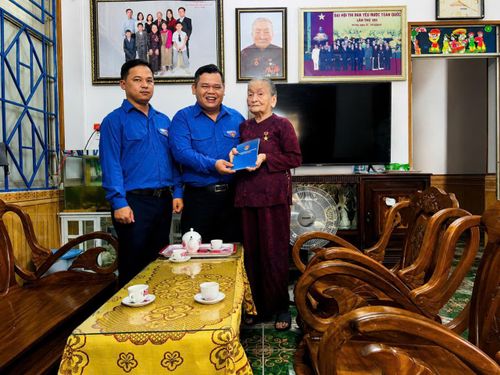 Thăm, tặng quà Bà mẹ Việt Nam anh hùng Nguyễn Thị Suyền. Ảnh: ĐVCC