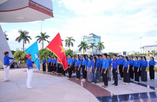 Lễ chào cờ cũng là dịp giáo dục truyền thống cách mạng cho thế hệ trẻ. Ảnh: ĐVCC