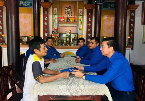 Tặng quà cho thân nhân Mẹ Thứ. Ảnh: ĐVCC