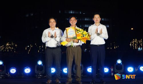 Lãnh đạo phường Tam Kỳ tri ân đơn vị đồng hành với các hoạt động chào mừng kỷ niệm 120 năm Phủ lỵ Tam Kỳ. Ảnh: PHAN VINH