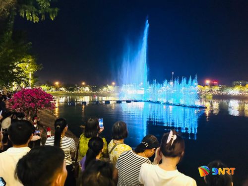 Chương trình biểu diễn nhạc nước tại hồ Nguyễn Du diễn ra từ ngày 21/8 đến 2/9, thu hút đông đảo người dân và du khách. Ảnh: PHAN VINH